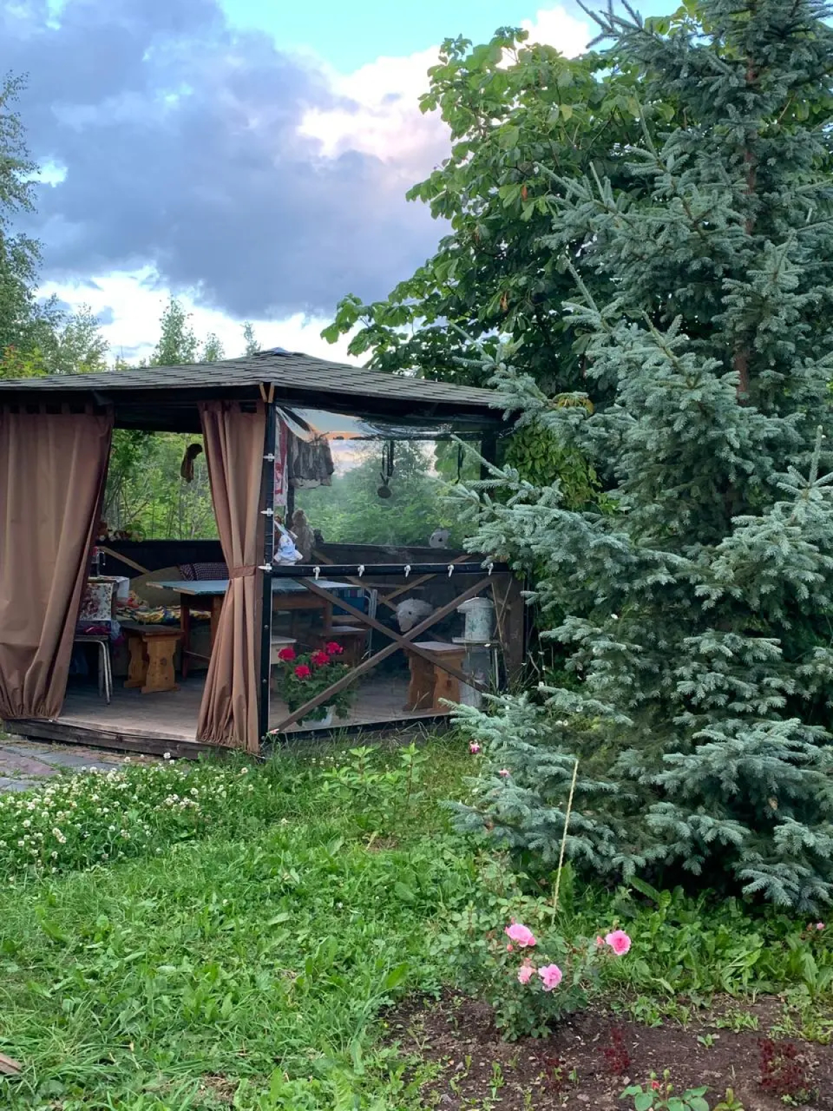 Частный дом в городе Петрозаводске с красивым уединённым участком и баней