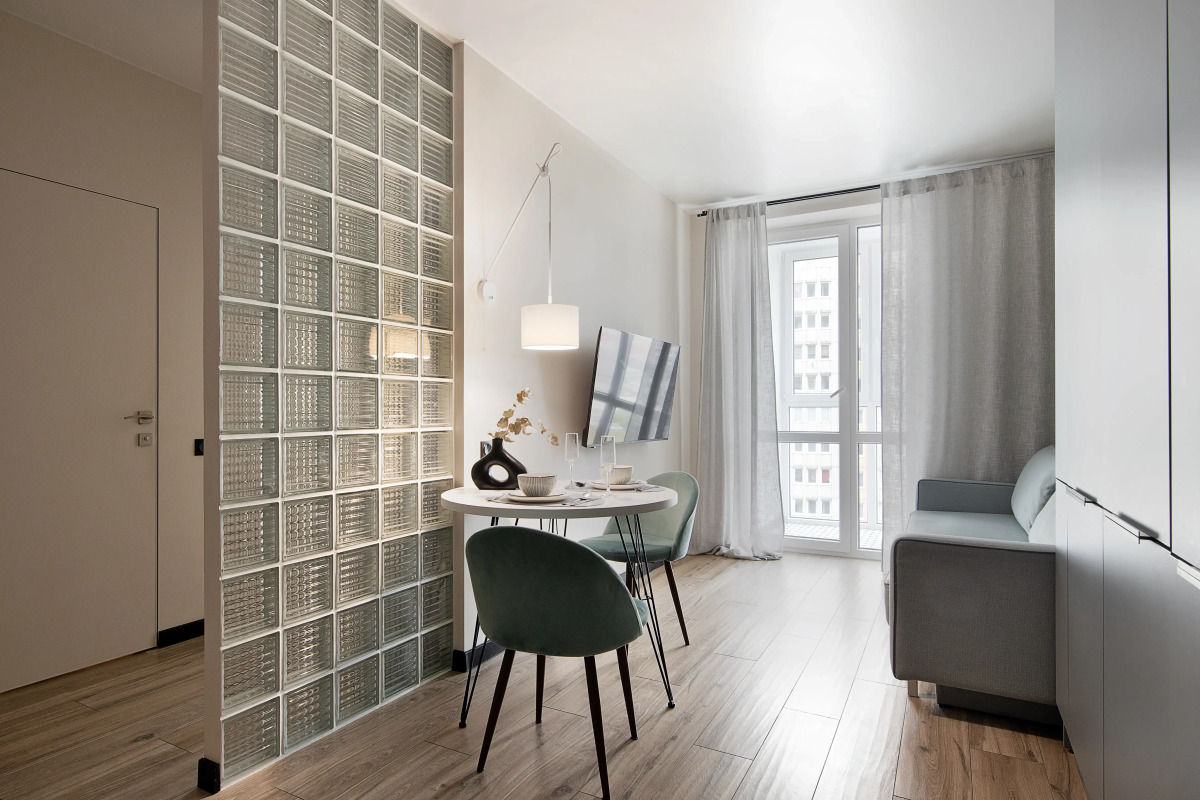 Апартаменты улучшенные в новом доме с качелей