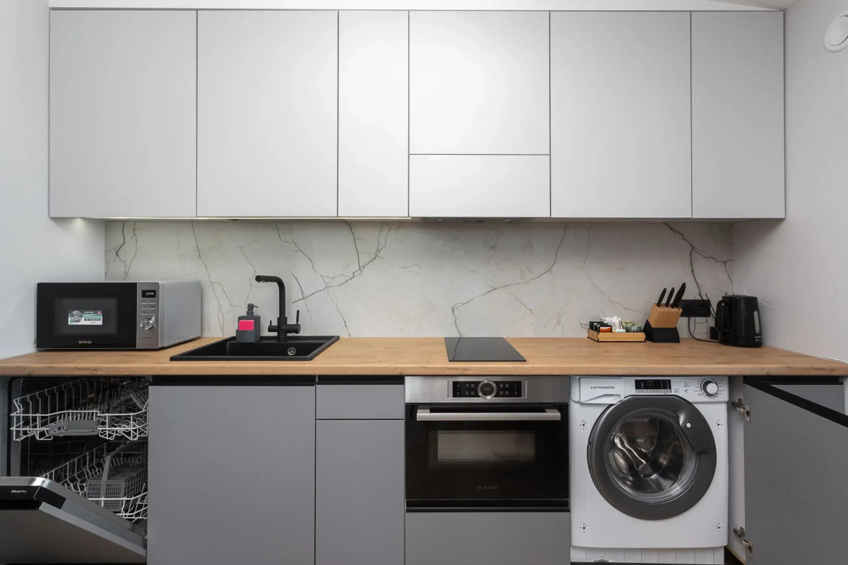 Квартира с Мансардными Окнами и Видом на Море