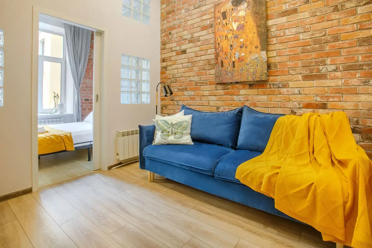 Апартаменты на Большом 13 Два Окна в Спальне