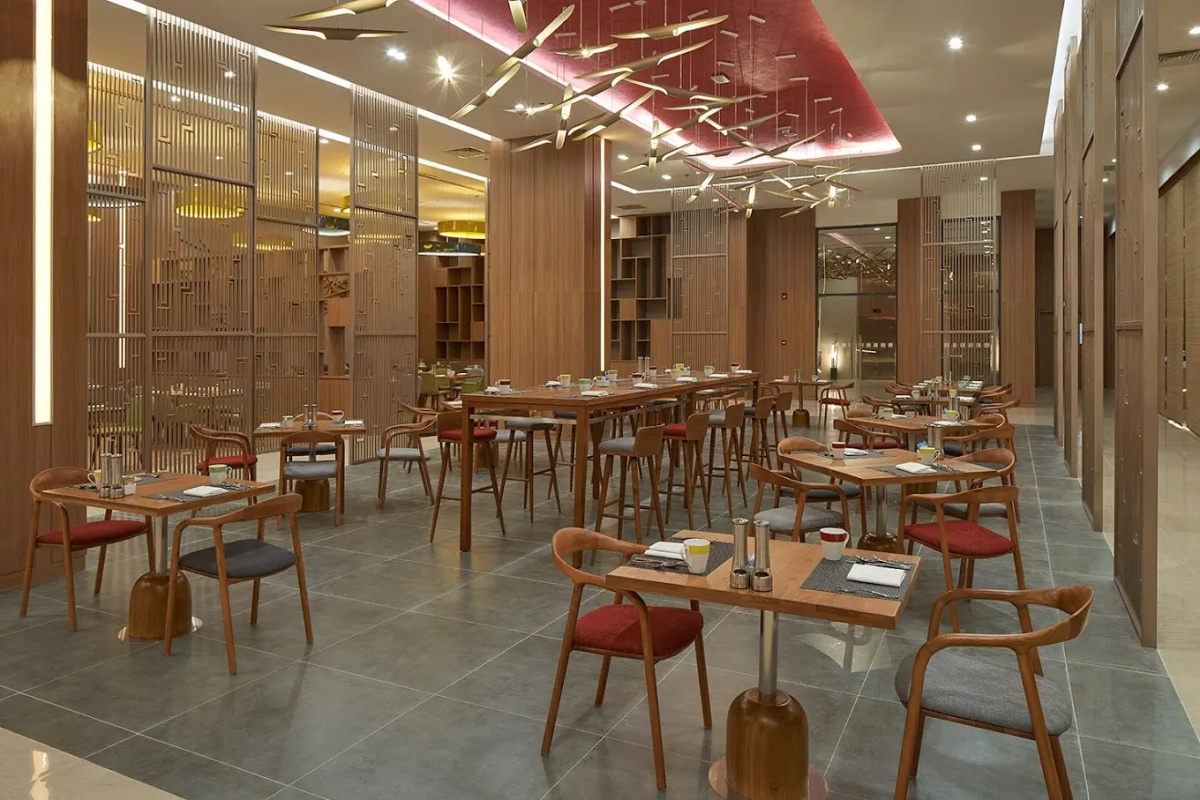 Отель Holiday Inn & Suites Saigon Airport