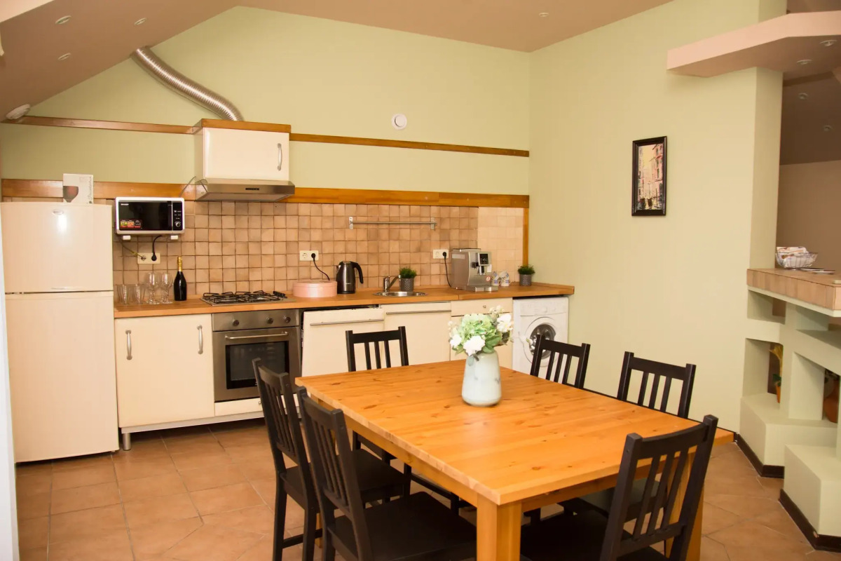 Апартаменты Лоял на улице 9-я Линия 14