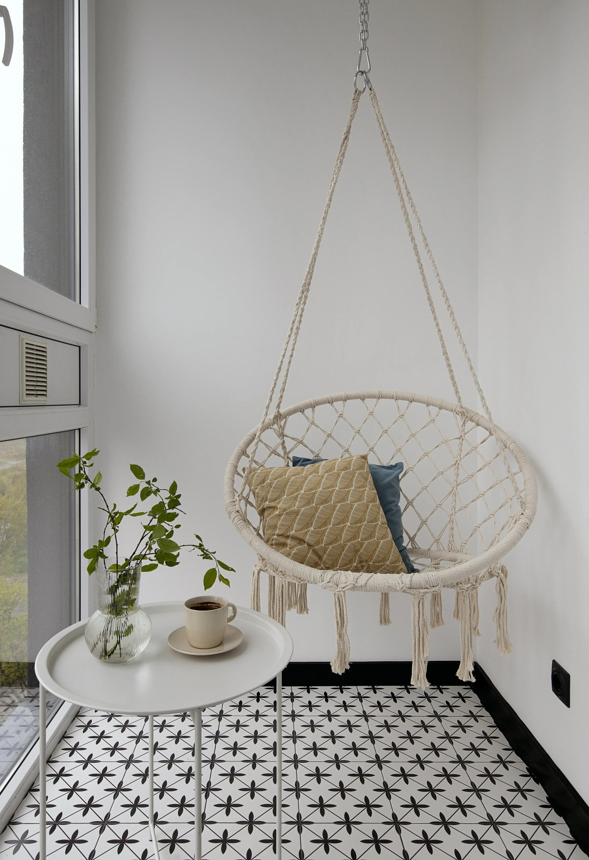 Апартаменты улучшенные в новом доме с качелей