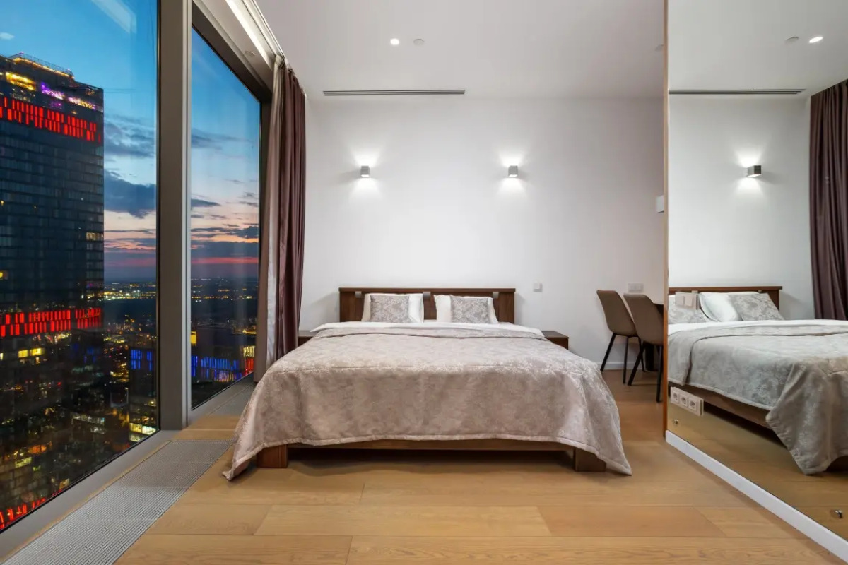 Студия для двоих на 74-м этаже