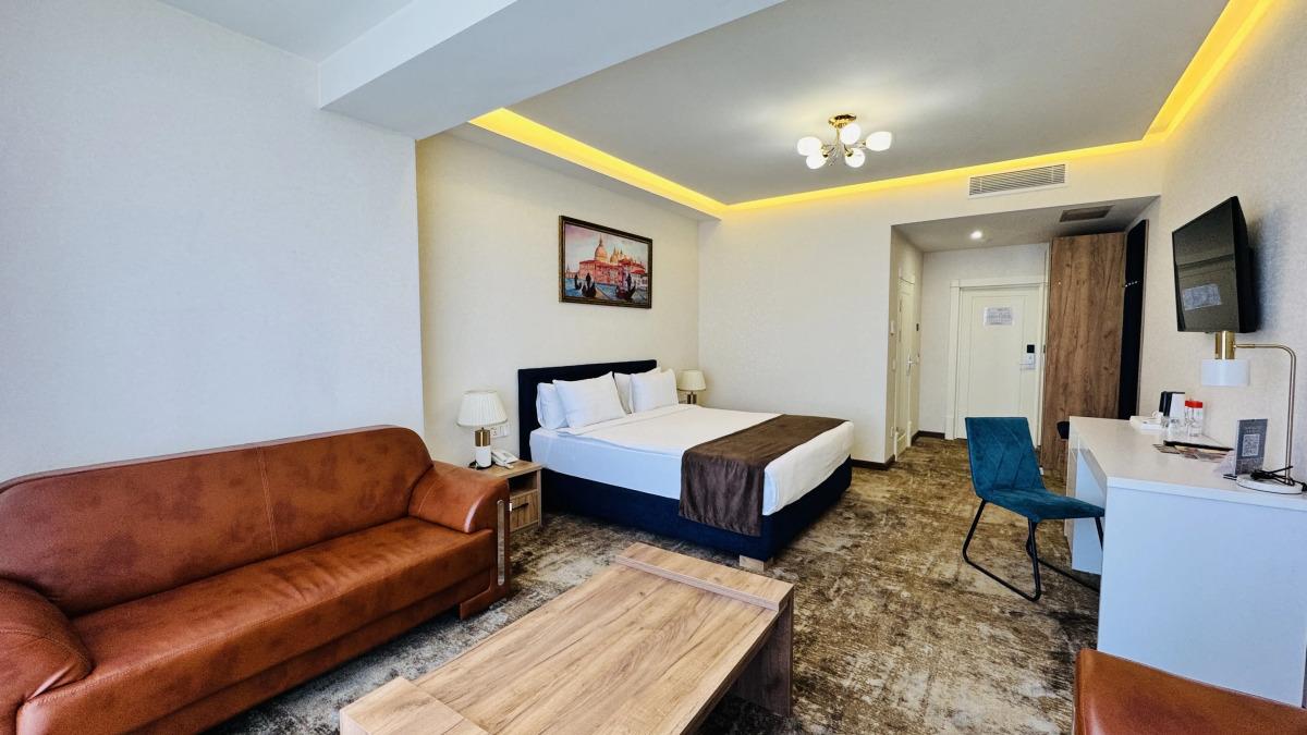 Отель Garnet Mir