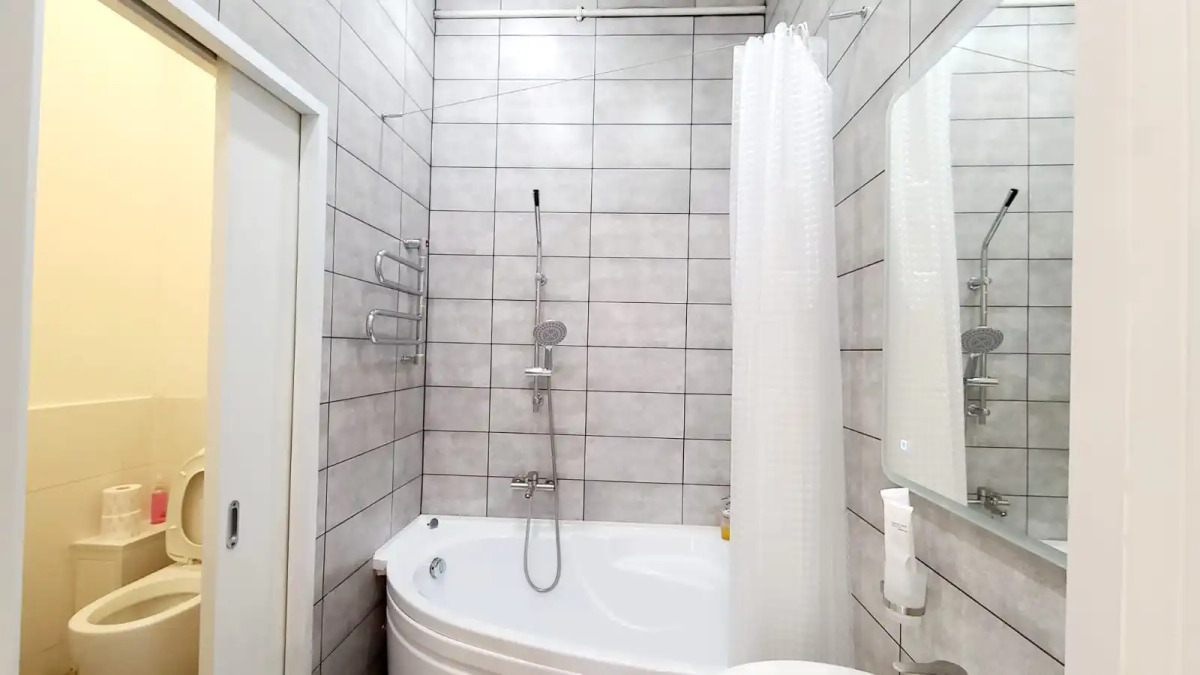 Апартаменты на Большом 13 Два Окна в Спальне