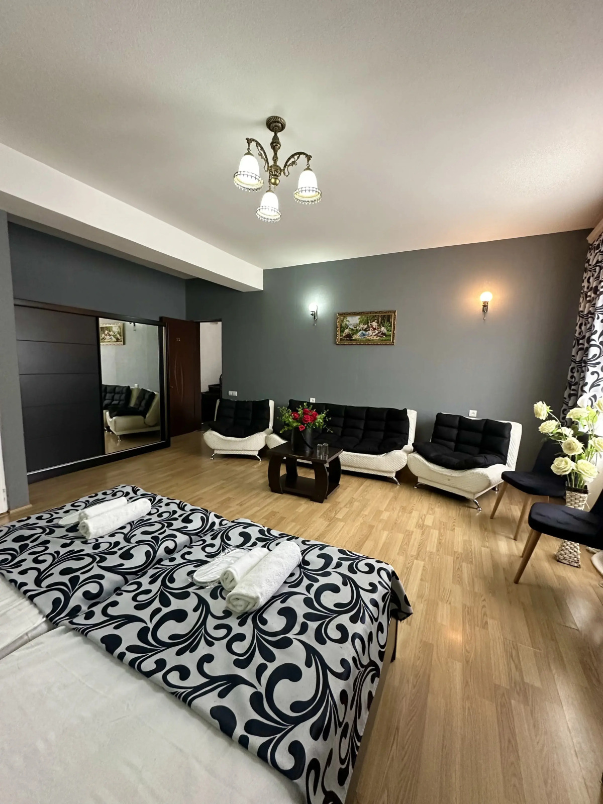 Отель Qeroli old town