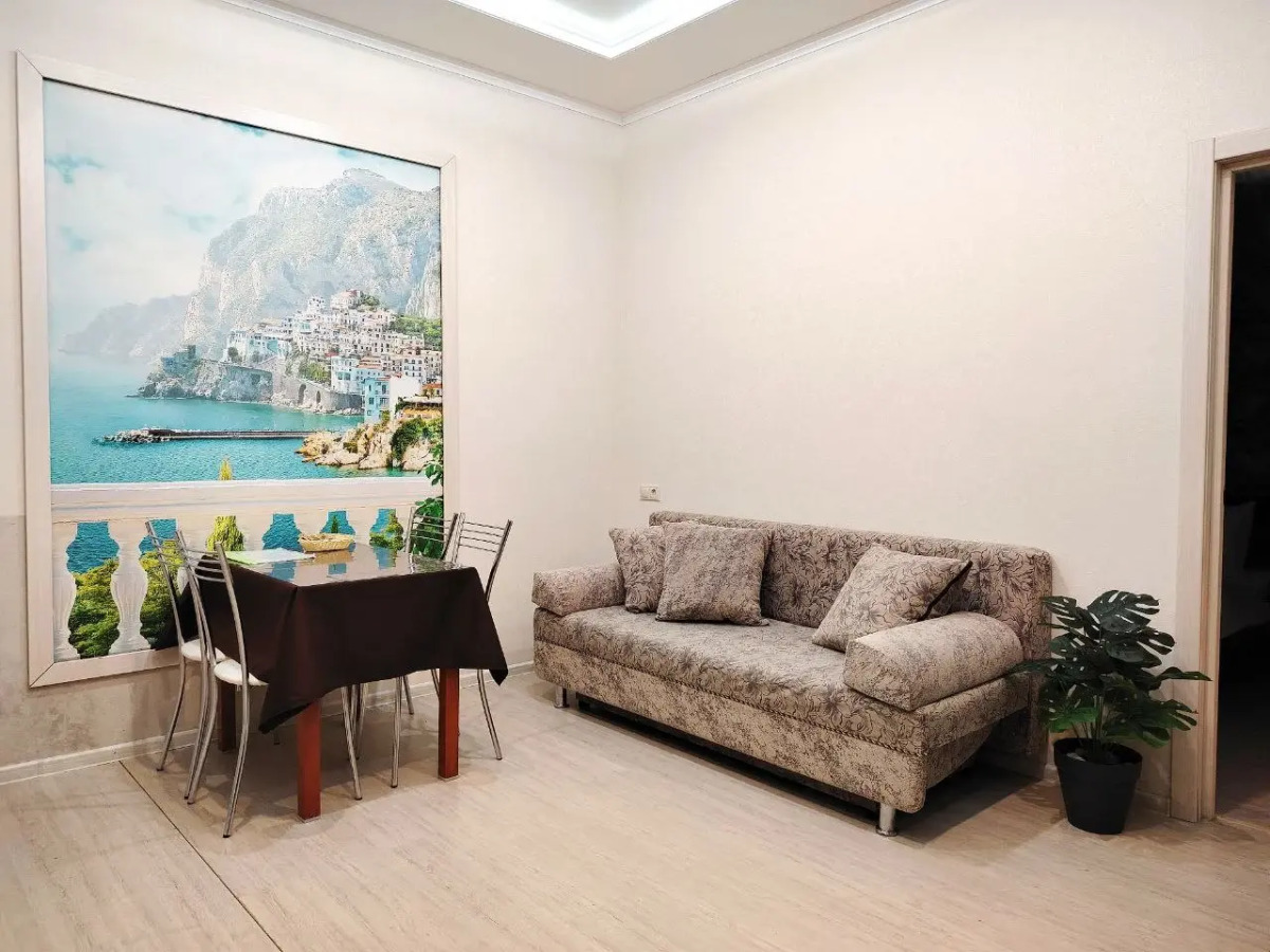 Квартира на цокольном этаже спасающие от жары с кухонной зоной