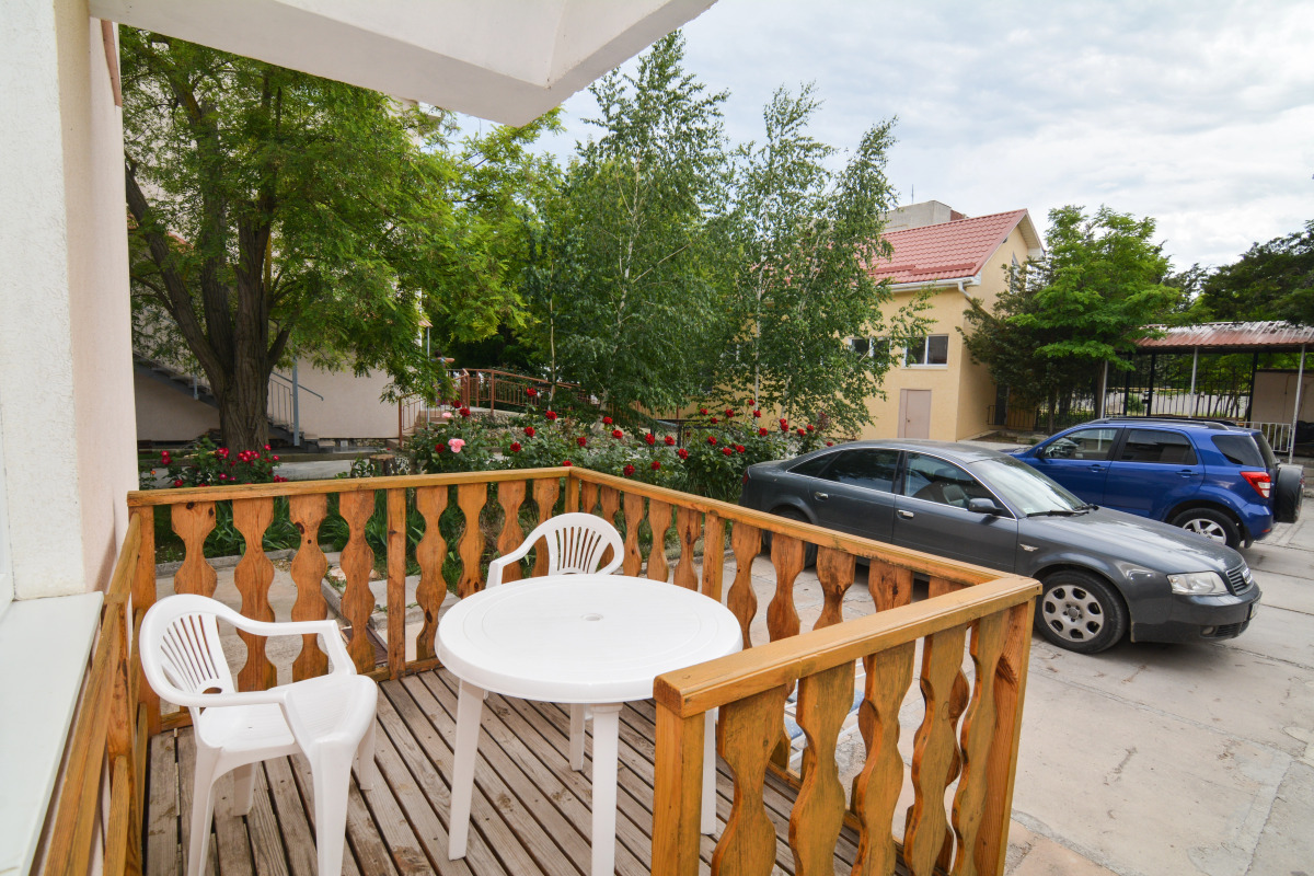 Отель Пчела