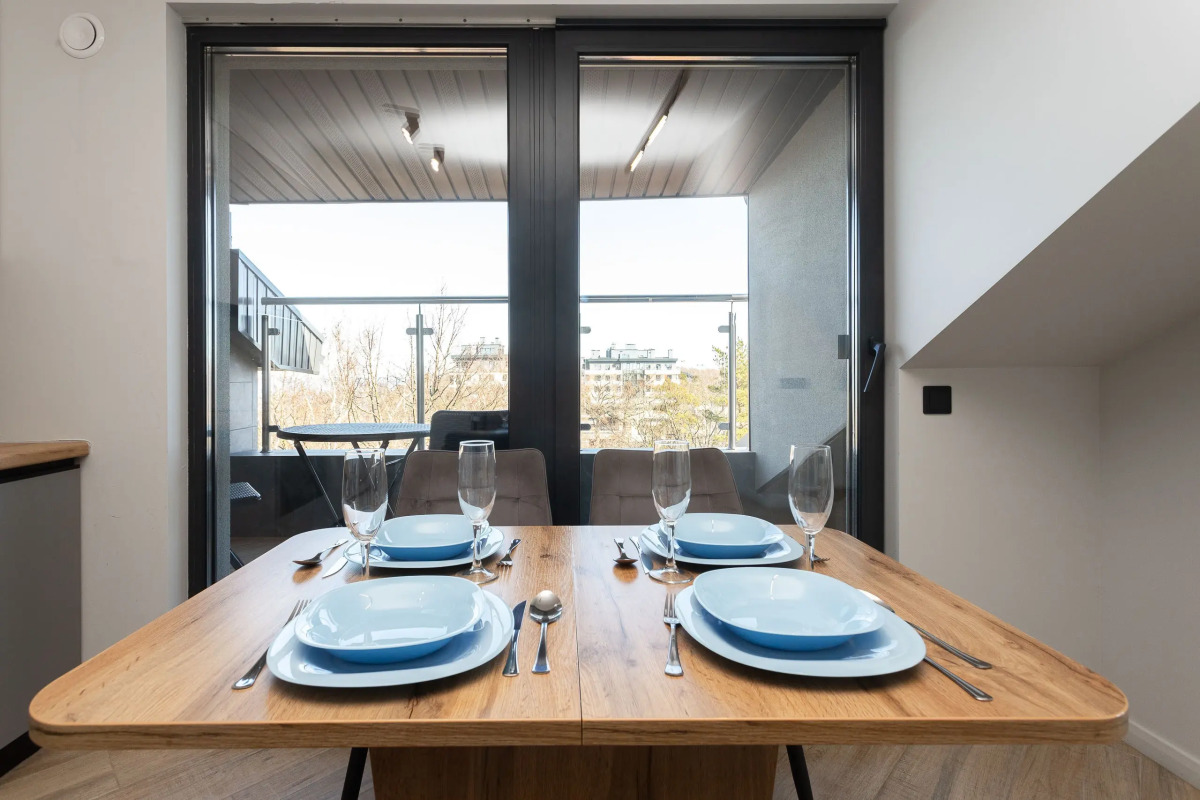 Квартира с Мансардными Окнами и Видом на Море