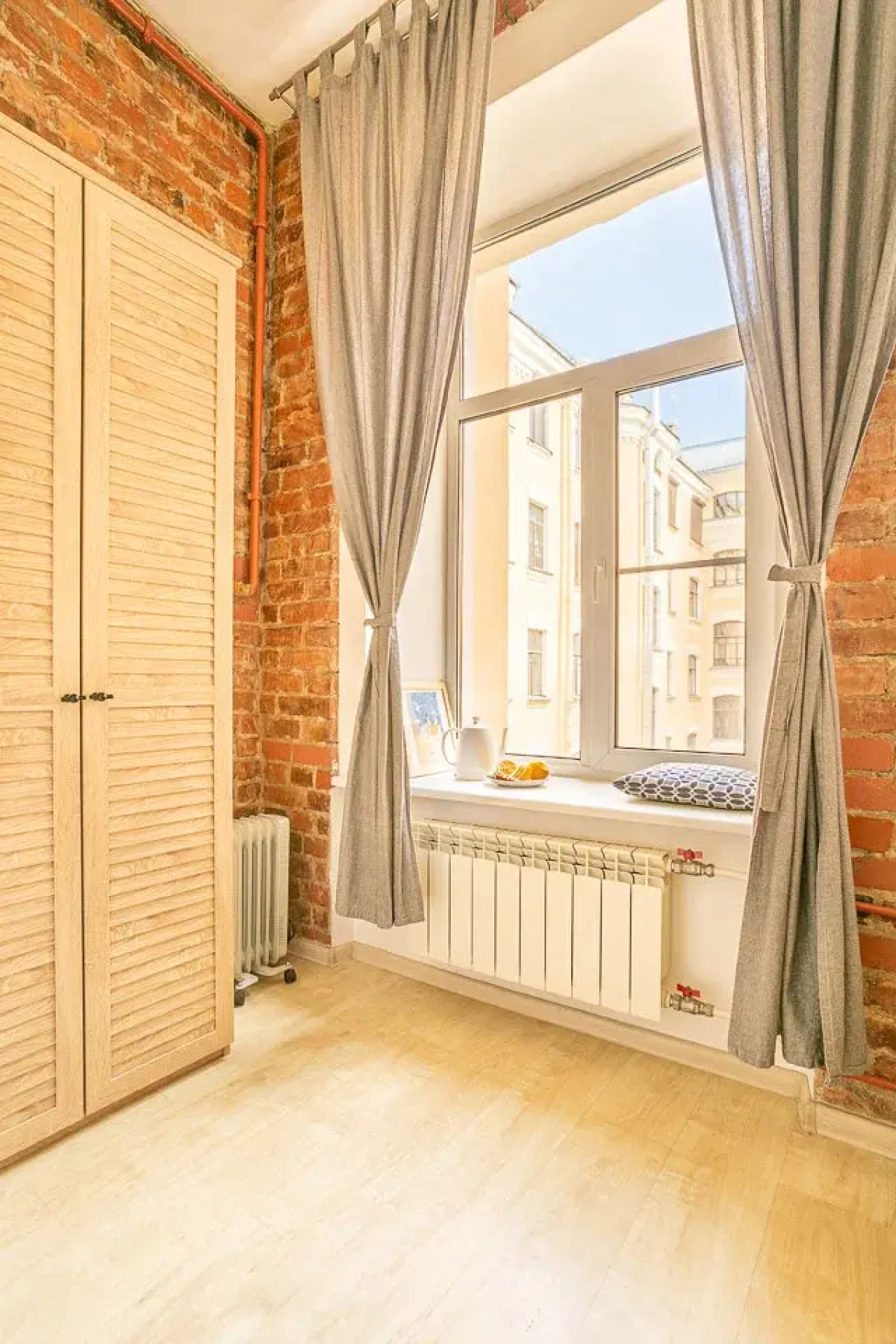 Апартаменты на Большом 13 Два Окна в Спальне