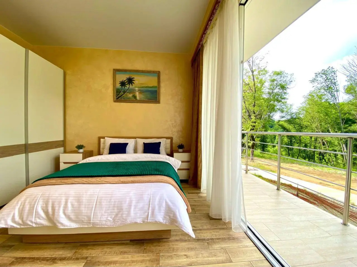 Квартира Сапфир с бассейном и видом на лес