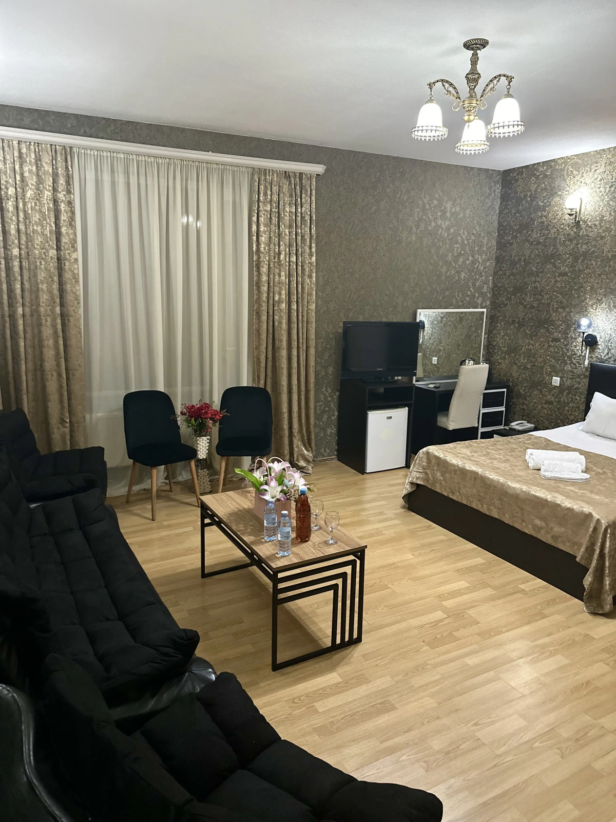 Отель Qeroli old town