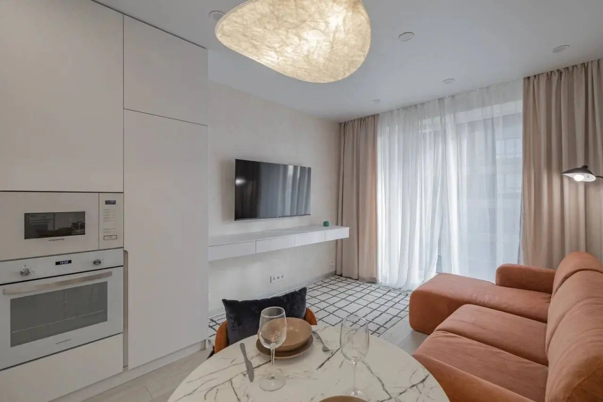 Квартира с большим балконом у метро