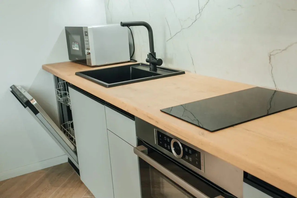 Квартира с Мансардными Окнами и Видом на Море