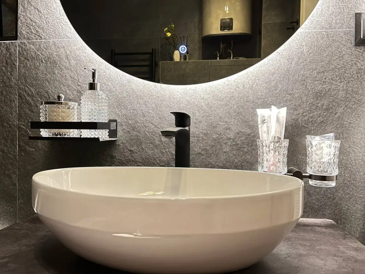 Апартаменты УHИKAЛЬНAЯ СTУДИЯ С МИНИ-БАСCЕЙHОМ НA ДВOИХ!