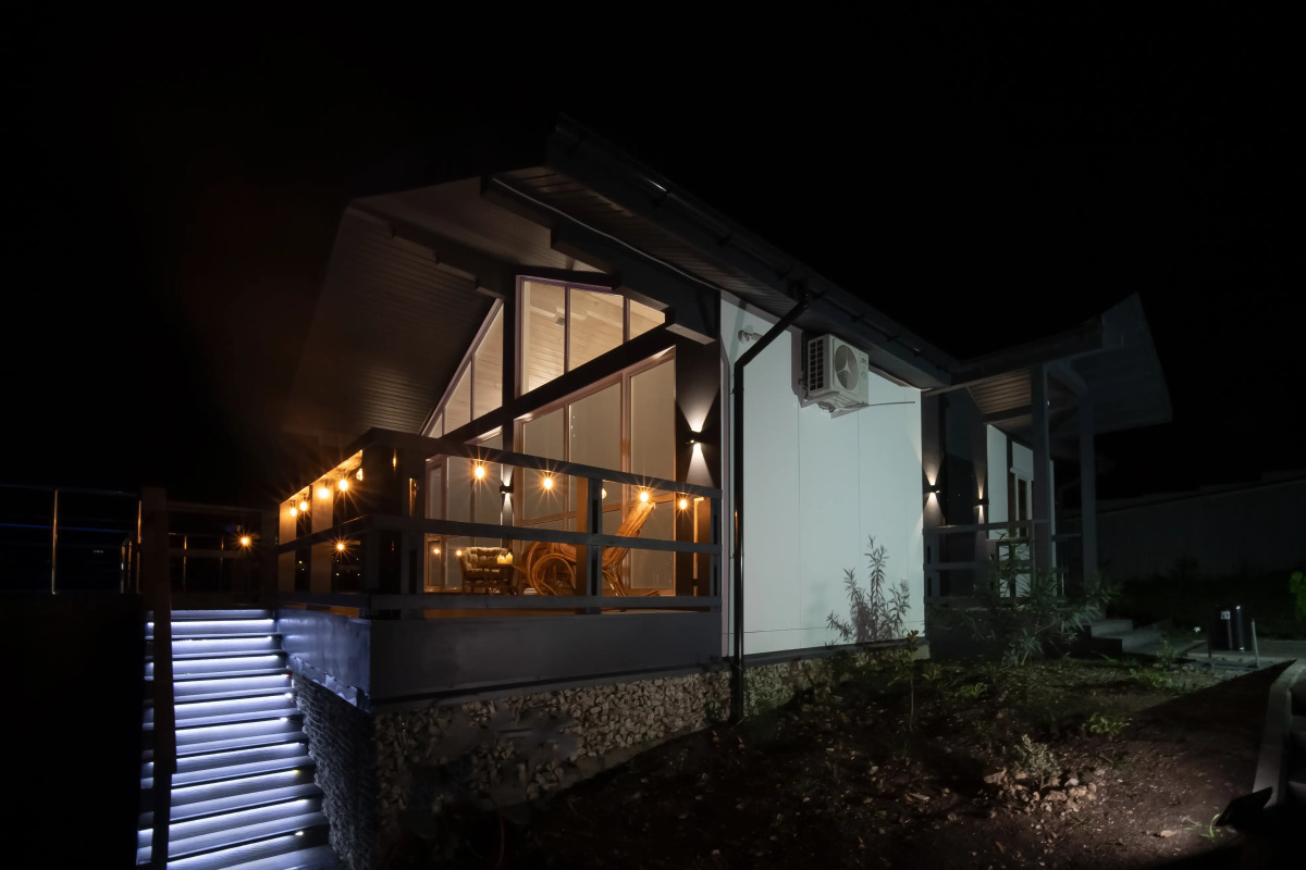 Частный Дом с Бассейном Мансардой и Видом на Горы