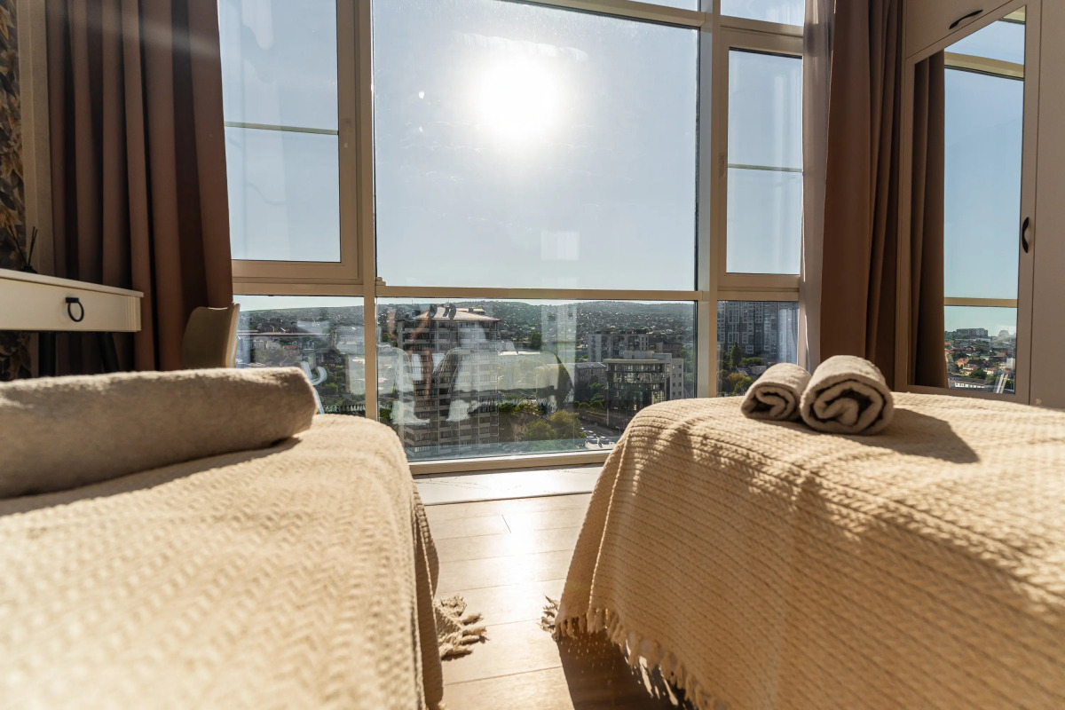 Апартаменты трехкомнатные с панорамным видом на город и море в центре Новороссийска от LetoApart