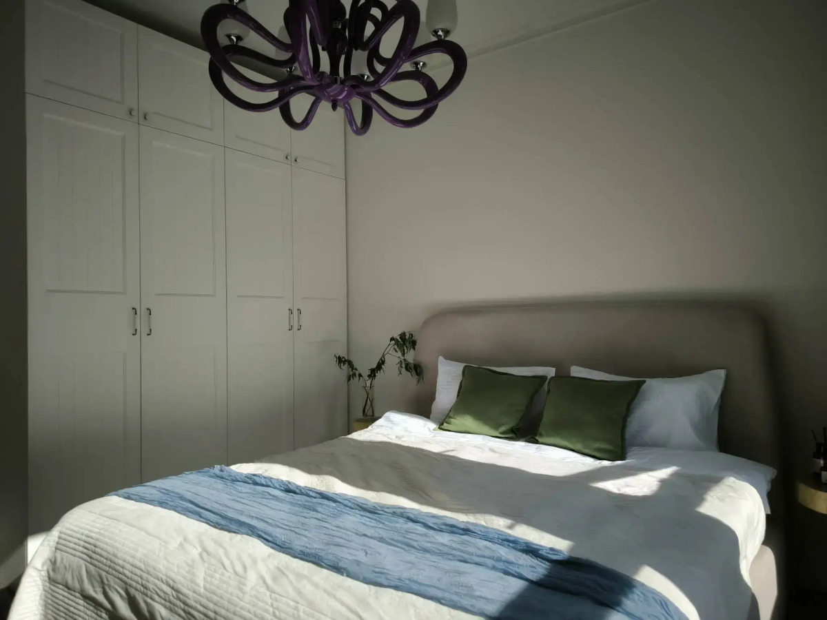 Квартира Комфортная с Просторной Гостиной, Спальней, Детской, Кабинетом и Двумя Санузлами