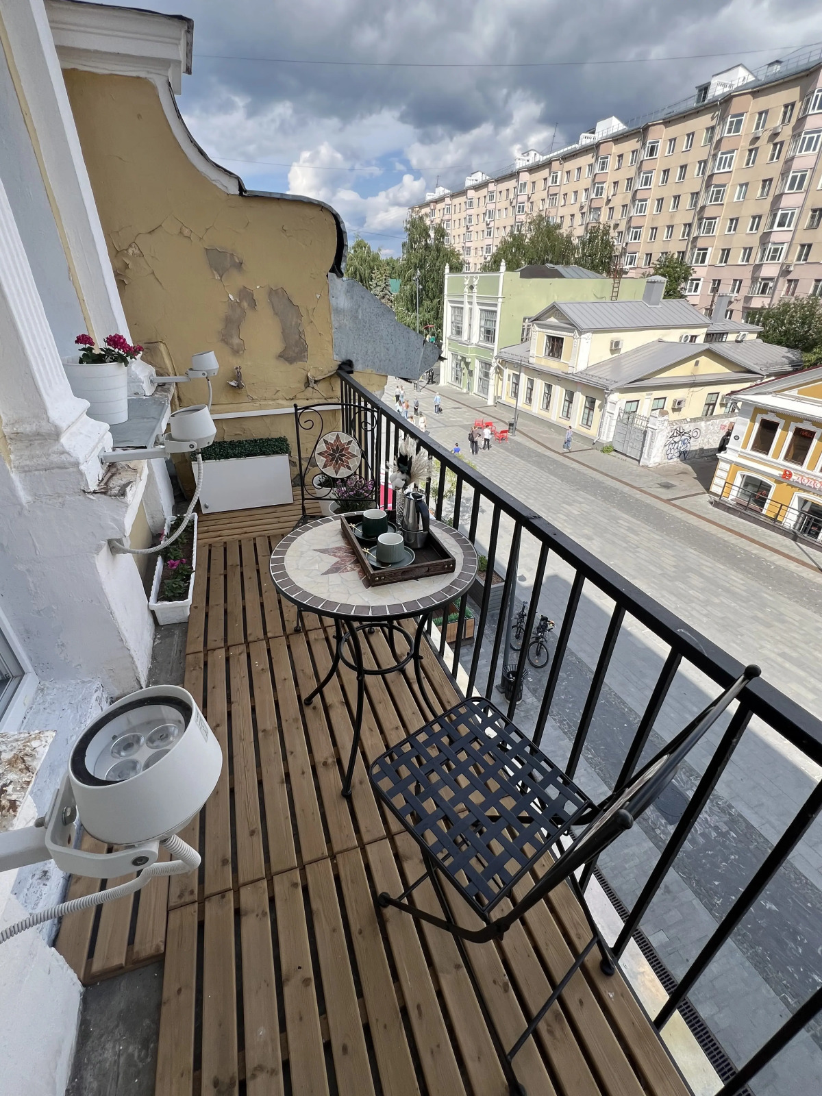 Квартира Уютный Лофт с балконом на главной улице Столицы Закатов