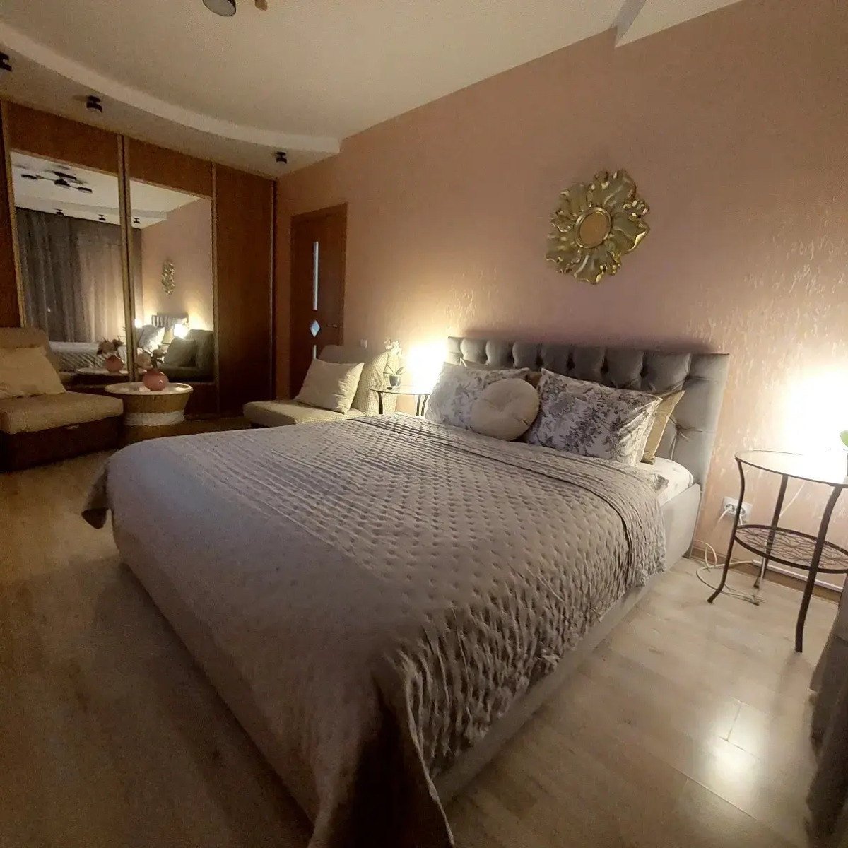 Апартаменты Квартира в центре с качелями на веранде рядом с колесом обозрения