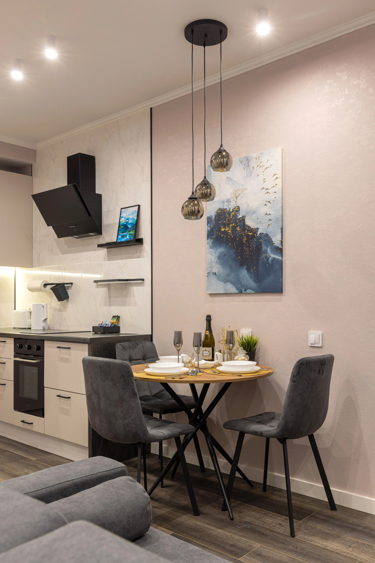 Квартира Дизайнерская Студия на Три Окна Feel At Home у Невского Проспекта