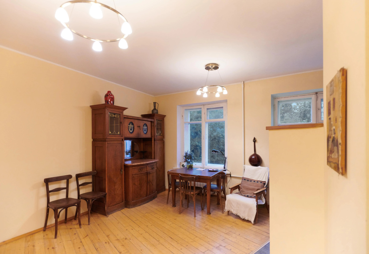 Квартира старинная мебель в лучах солнца