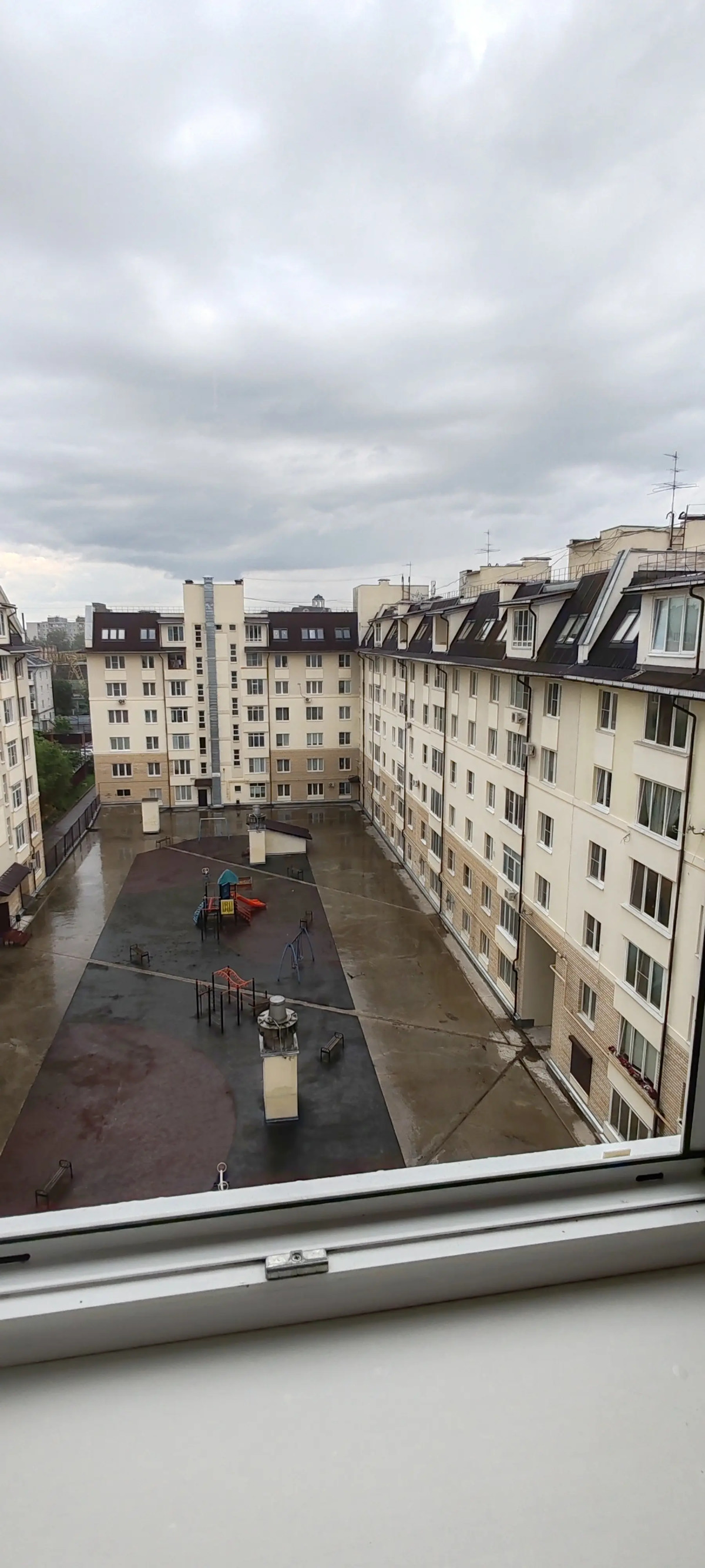 Квартира - студия в центре, есть выход на крышу и бесплатная парковка