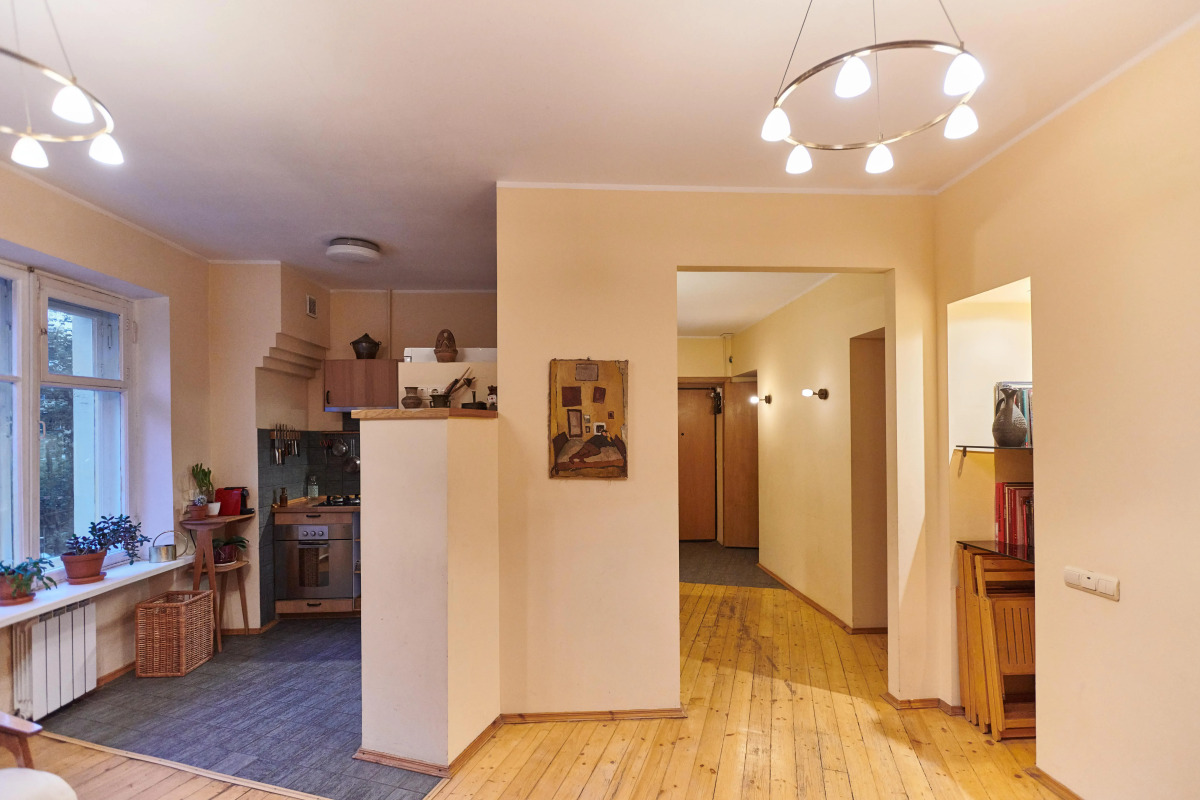 Квартира старинная мебель в лучах солнца