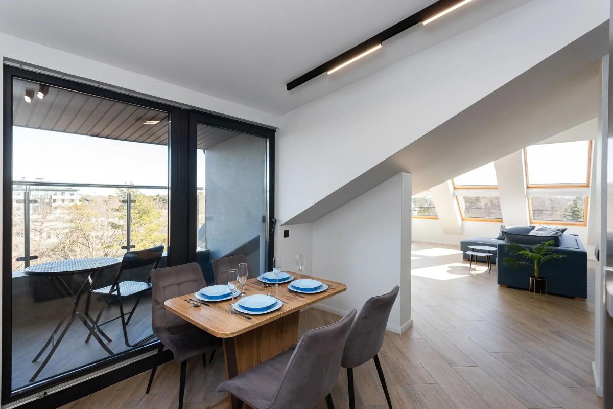 Квартира с Мансардными Окнами и Видом на Море