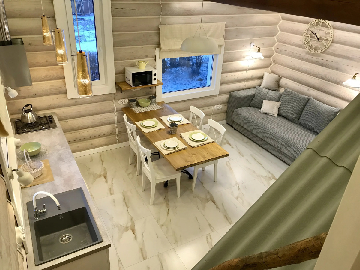 Частный дом Дом на скале с видом на озеро.