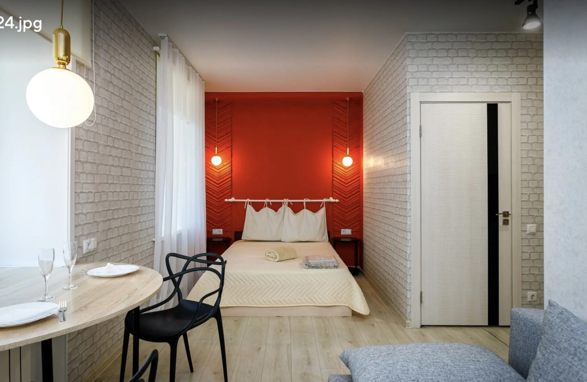 Квартира Студия с большой круглой ванной и камином