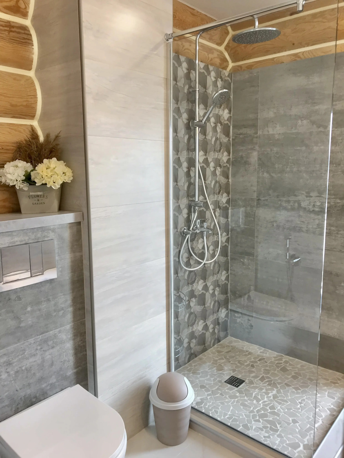 Шале на Скале с Видом на Озеро