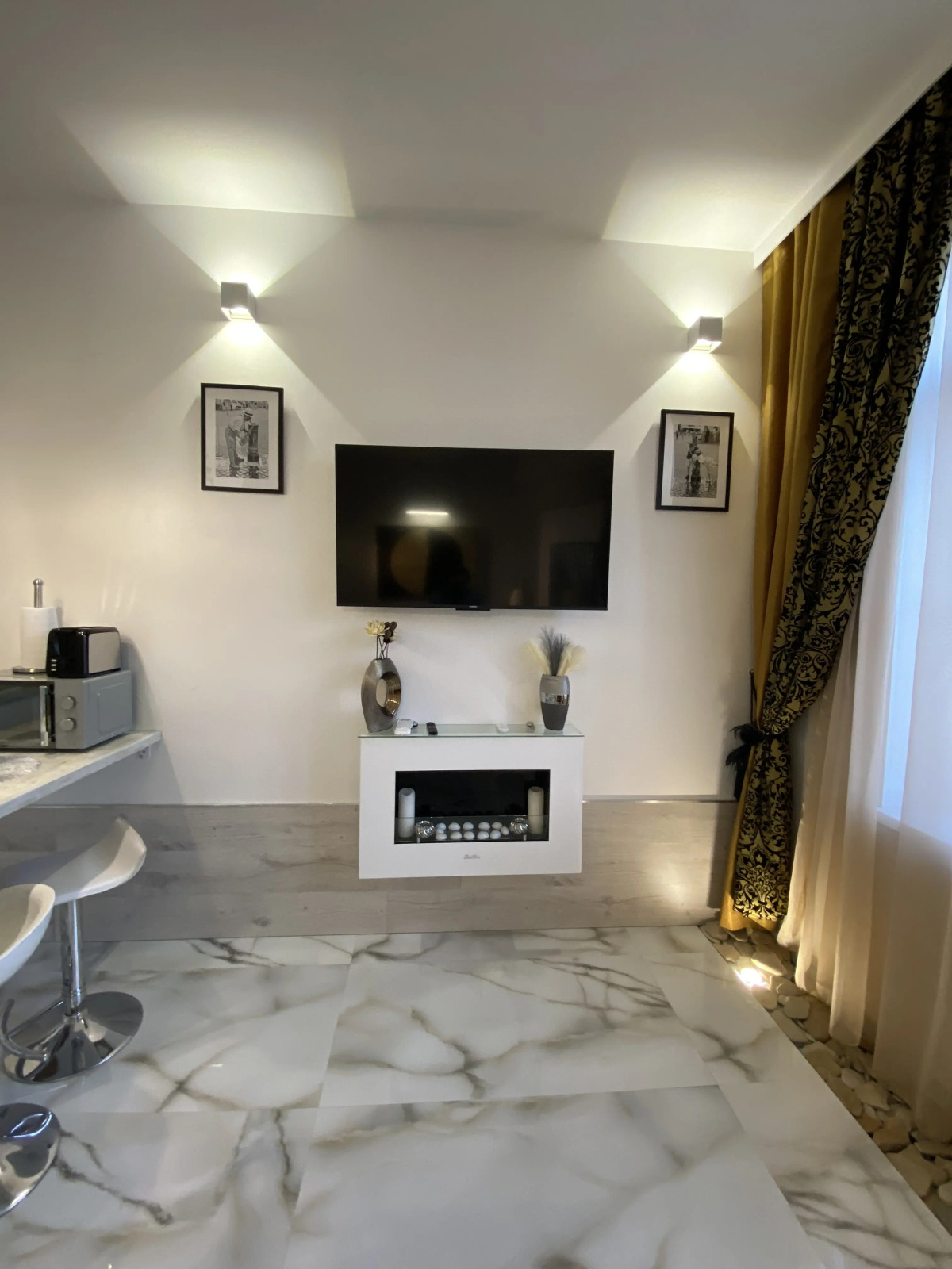 Апартаменты в современном стиле с камином