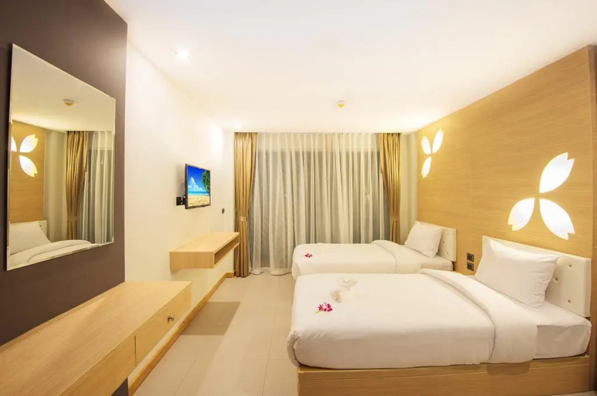 Отель Clarion Patong Beach