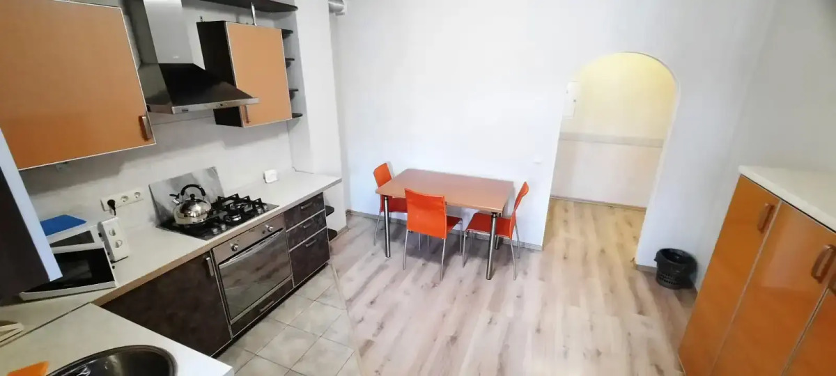 Квартира Уютная с большой кухней и лоджией в центре