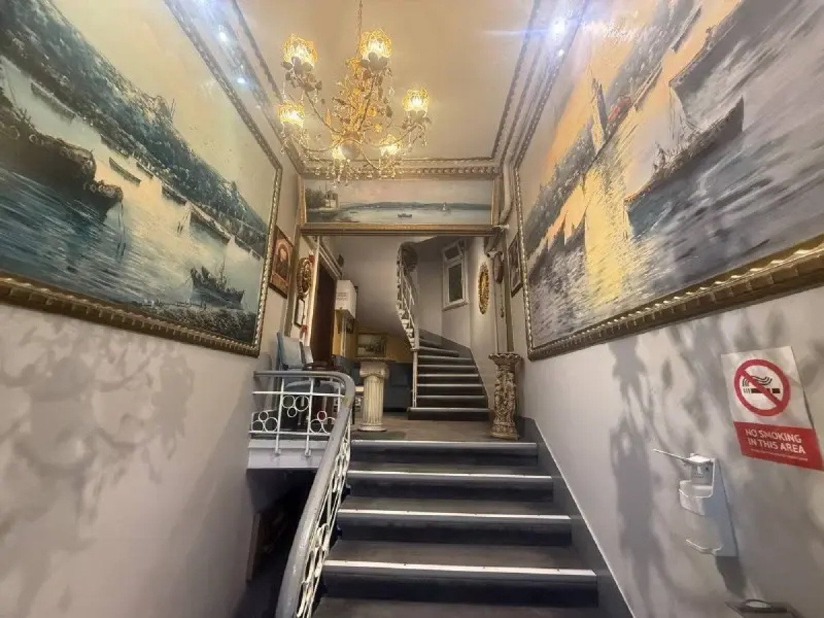 Апартаменты 3BR Flat Old Style 4AC Terrace, Metro