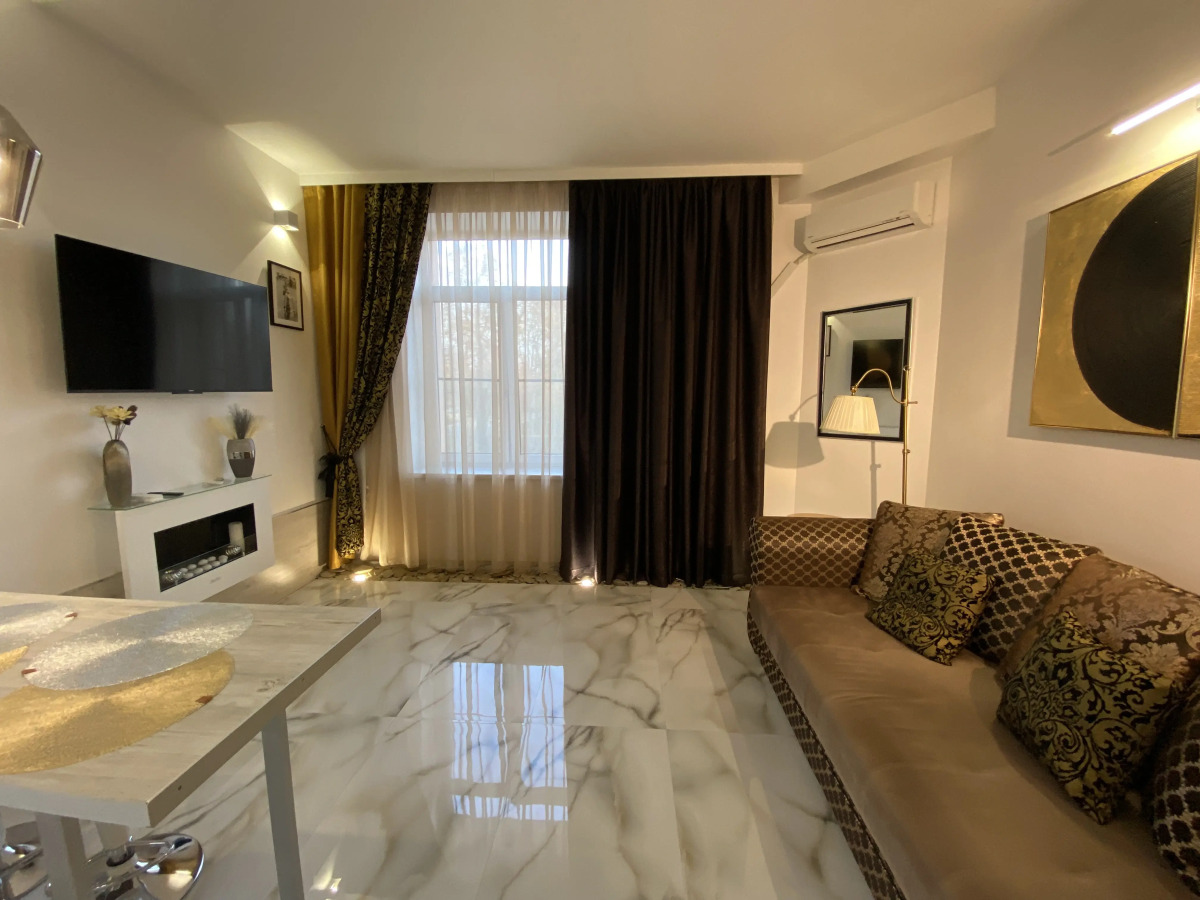 Апартаменты в современном стиле с камином