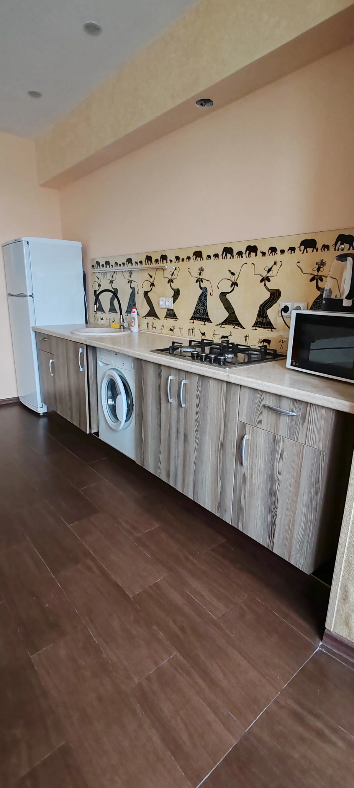 Квартира - студия в центре, есть выход на крышу и бесплатная парковка