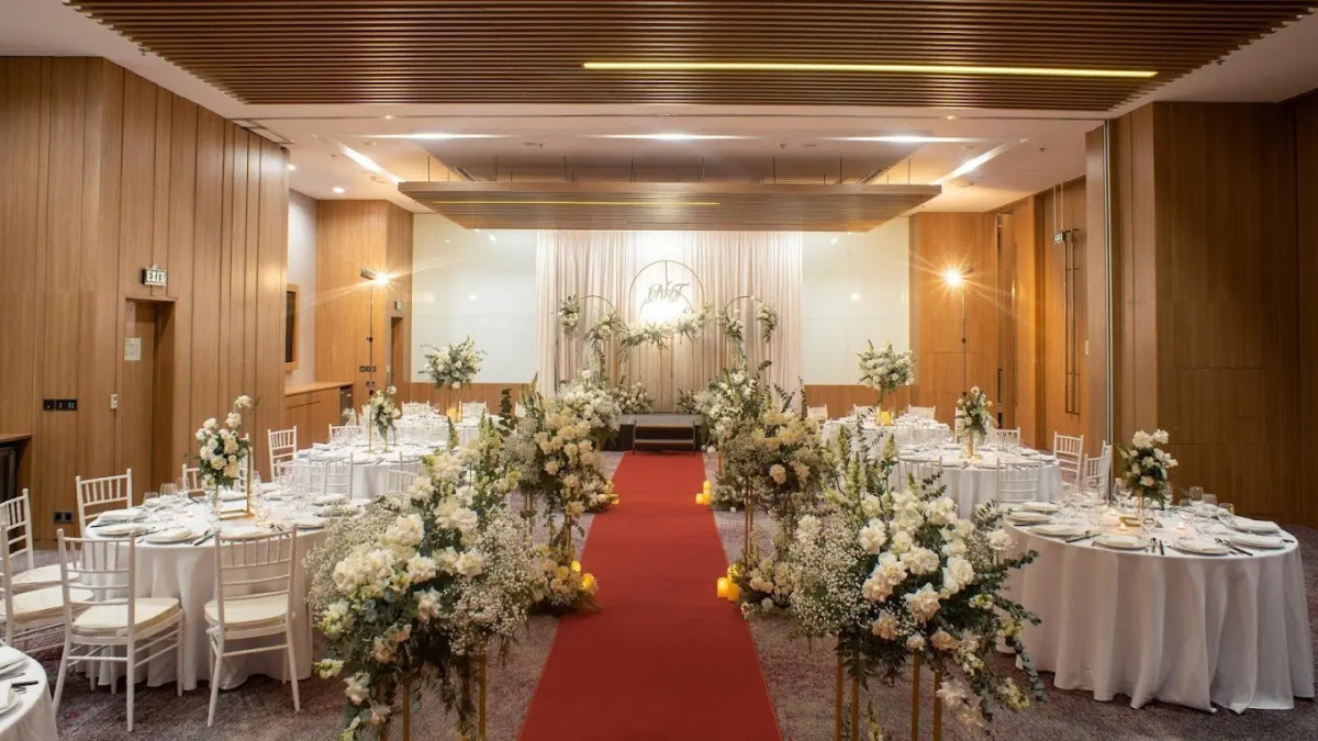 Отель Holiday Inn & Suites Saigon Airport