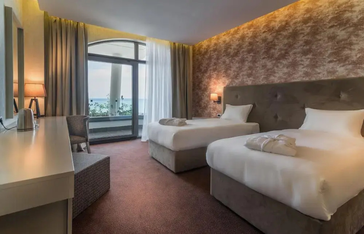 The Grand Gloria Отель