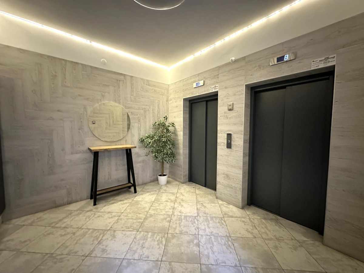 Апартаменты Элитные на берегу реки Тура с видом на Мост Влюбленных