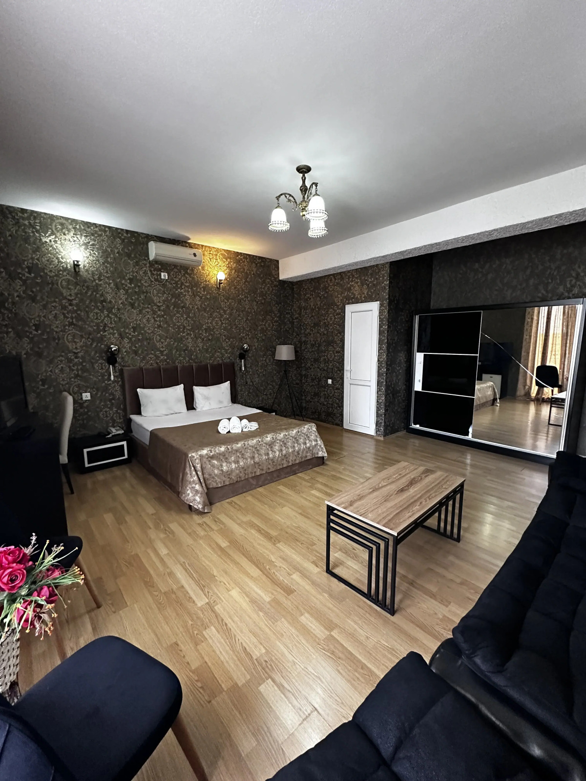 Отель Qeroli old town