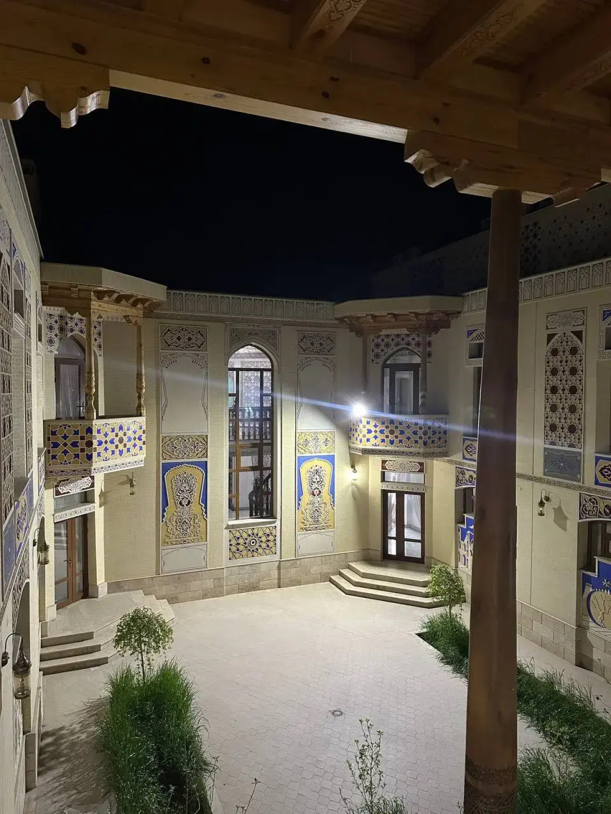 Отель Ayvan Plaza