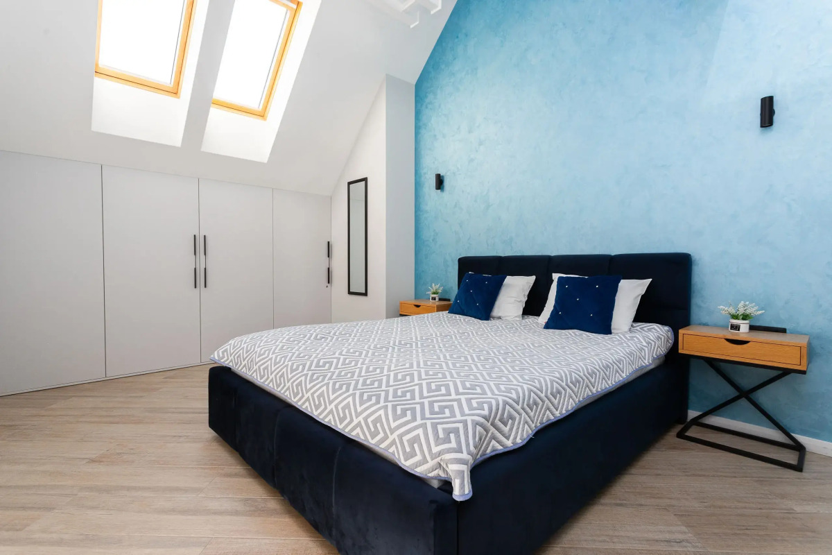 Квартира с Мансардными Окнами и Видом на Море