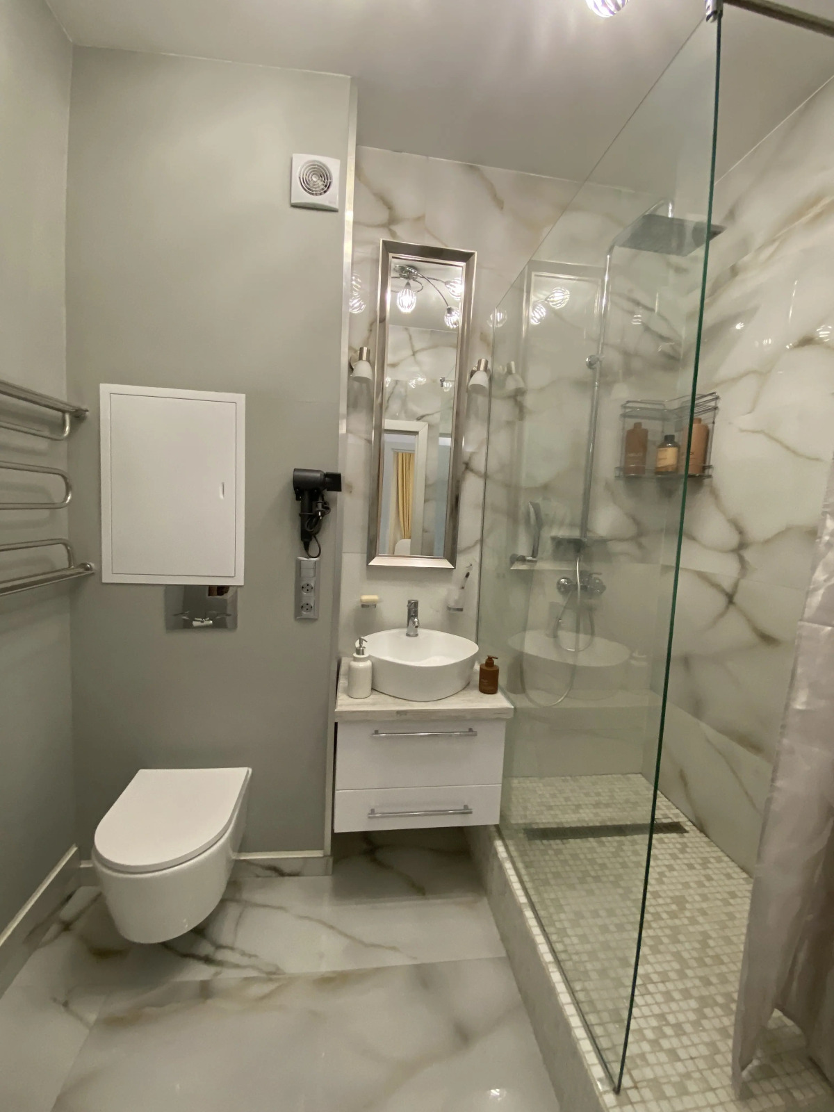 Апартаменты в современном стиле с камином