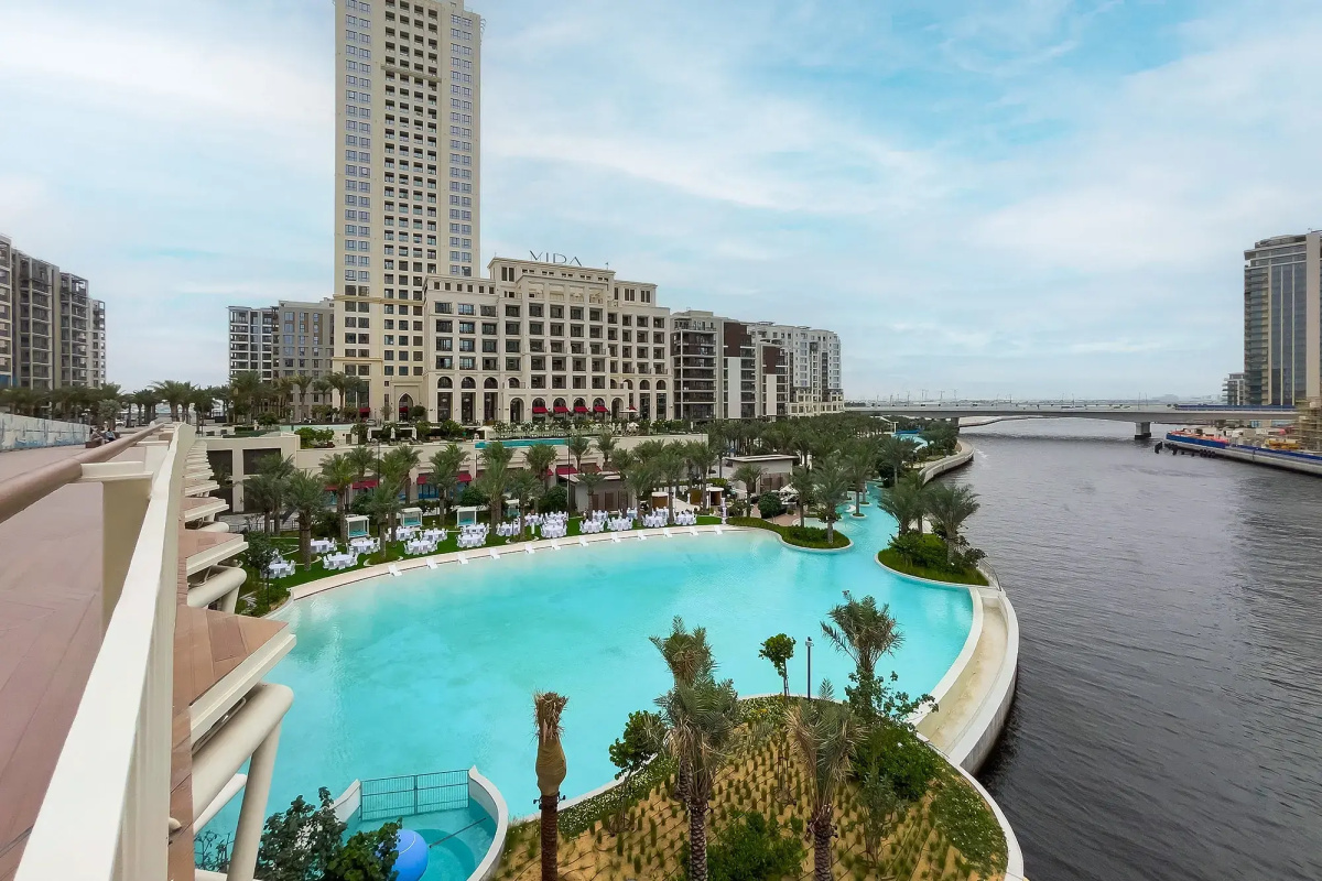 Апартаменты Сozy 1BR at Vida Residences Creek Beach