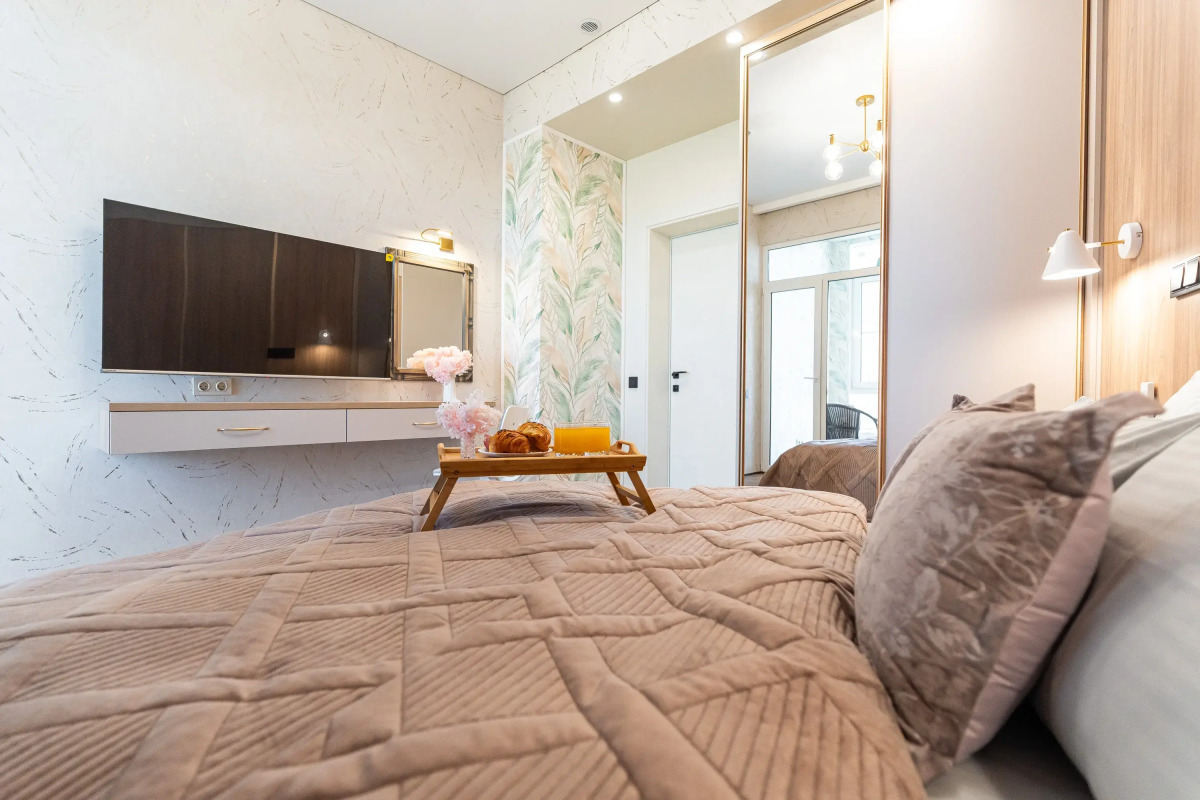 Апартаменты трехкомнатные с панорамным видом на город и море в центре Новороссийска от LetoApart