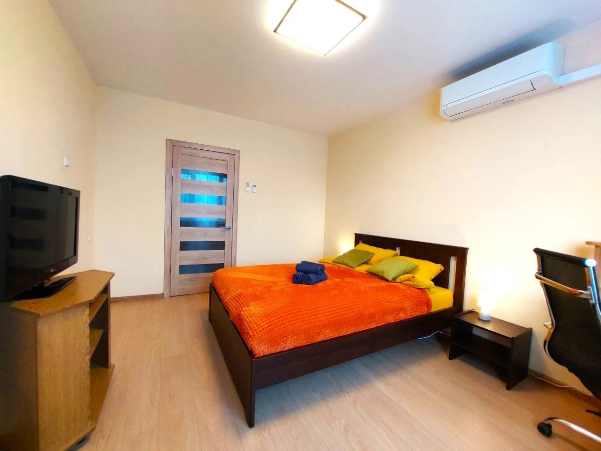 Квартира Трехкомнатная Недалеко от Метро Пражская