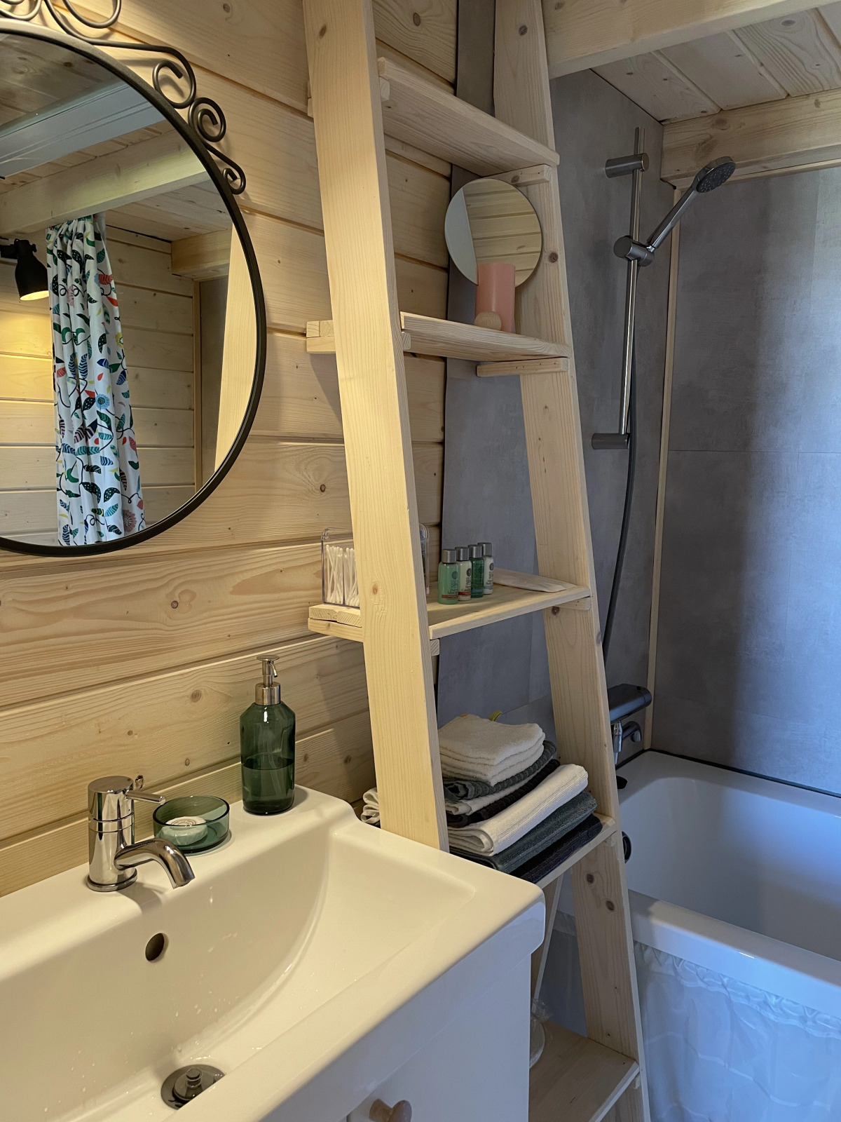 Дом Уютный домик у Игоры, белый